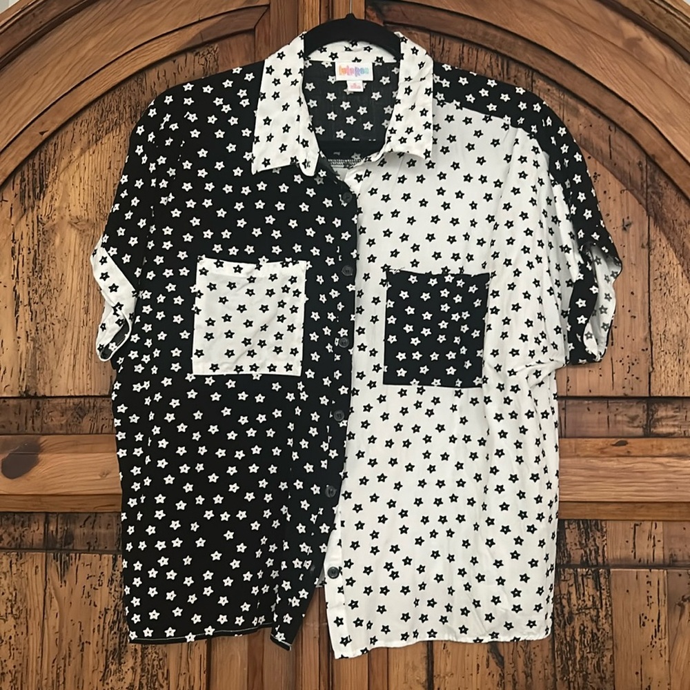 NWOT LuLaRoe Black White Star Collared Top Button Down Shirt